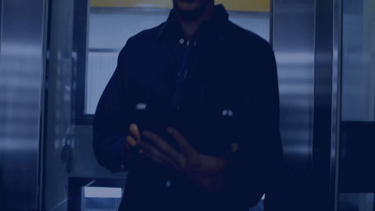 animación de iconos y procesamiento de datos sobre el hombre caucásico que trabaja en el almacén