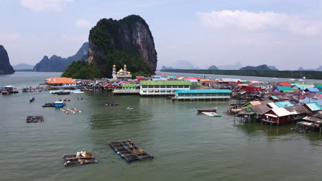 Pueblo-Pesquero-Flotante-De-Ko-Panyi-En-La-Bahía-Del-Mar-De-Phang-Nga,-Tailandia