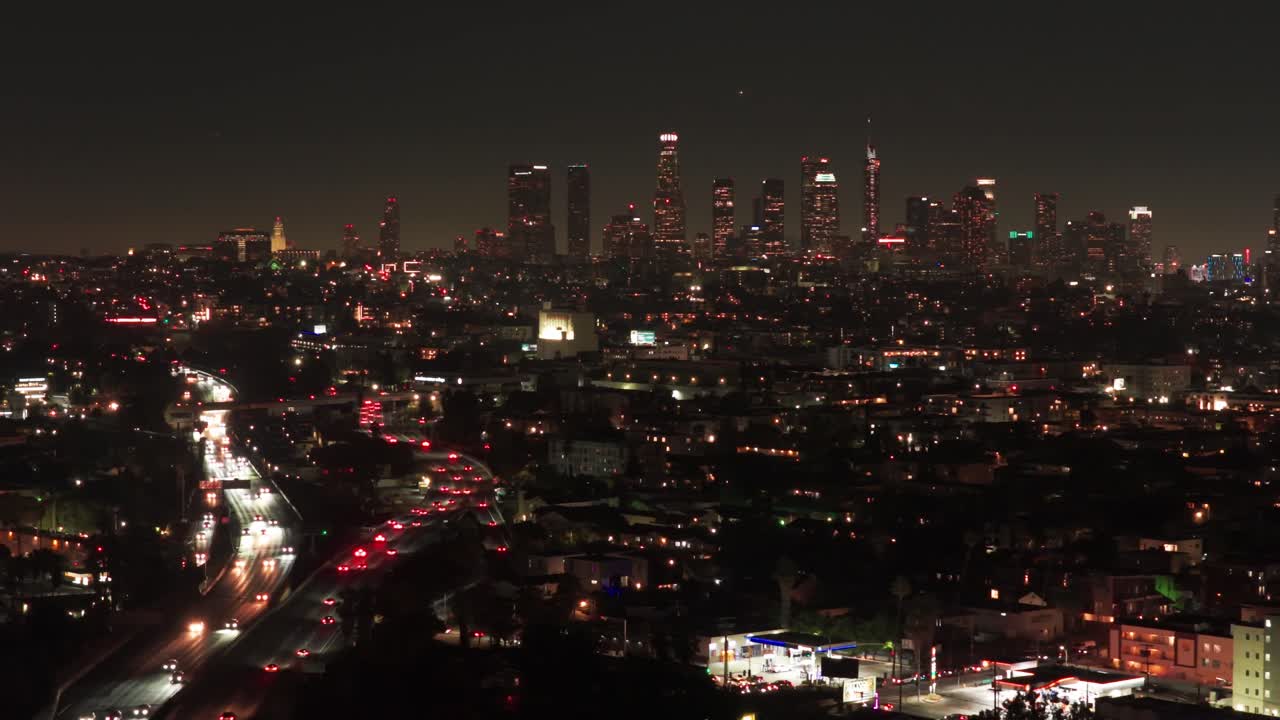 Ampia panoramica aerea della Highway 101 verso il centro di Los Angeles di notte nella California meridionale. 4K