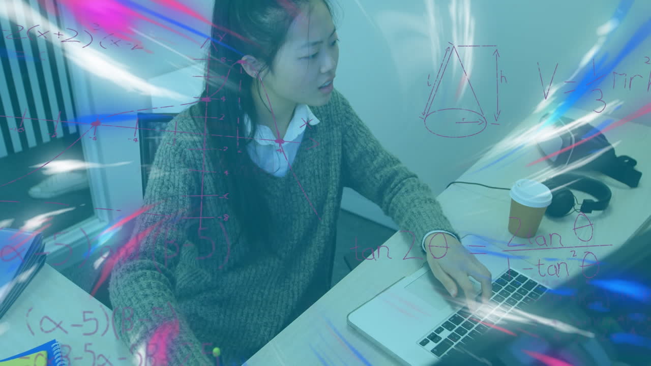 컴퓨터를 사용하는 사업가 여성에 대한 애니메이션과 수학 공식