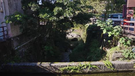 Wasserkanal-Mit-Quelle-Des-Yoshida-Flusses-In-Gujo-Hachiman,-Gifu,-Japan