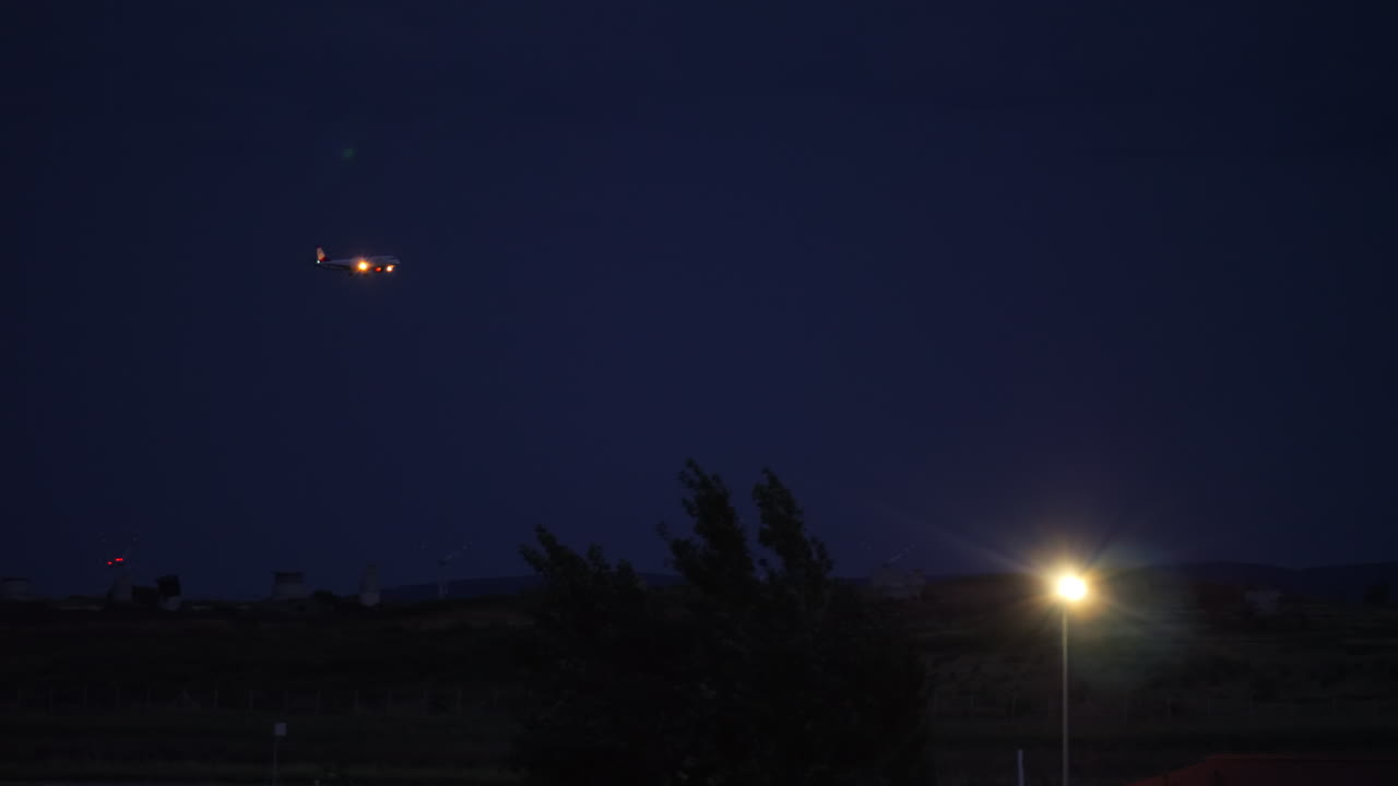 밤에 착륙하는 비행기