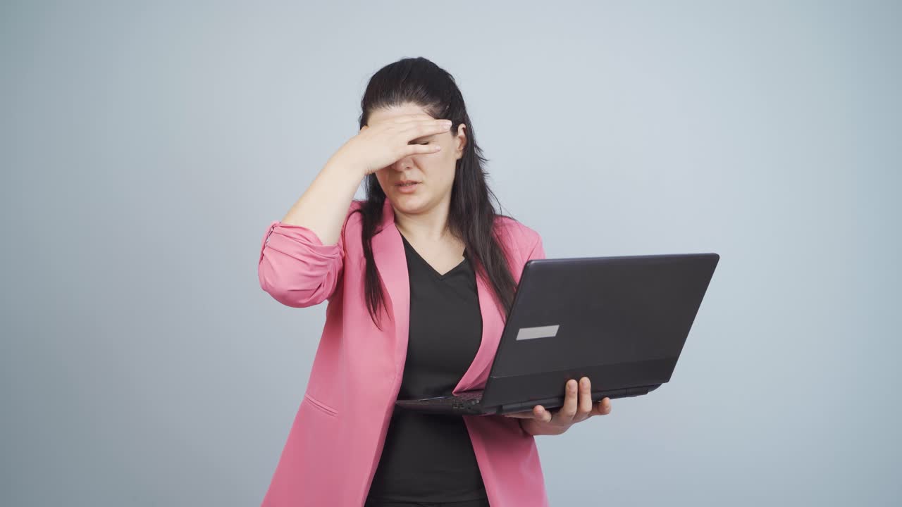 mujer de negocios con migraña.