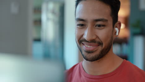 hombre, sonríe y lee en la computadora portátil con auriculares