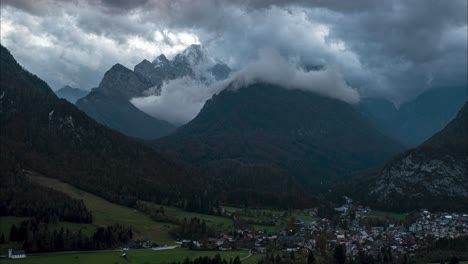 Zeitraffer-Der-Sich-Schnell-Bewegenden-Wolken-über-Dem-Triglav-Nationalpark-In-Der-Nähe-Von-Mojstrana