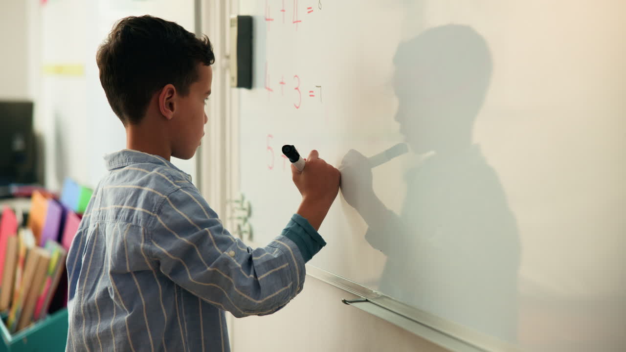 Et barn, der løser matematikopgaver på en whiteboard