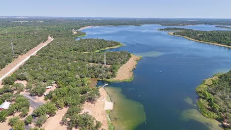 Moviéndose-Rápidamente-Hacia-Arriba-Y-Hacia-Atrás-Desde-Un-Bonito-Lago-Azul