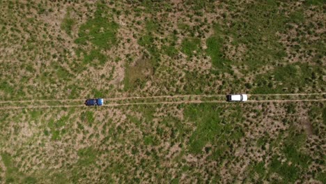 Fotografía-Cenital-De-Vehículos-4x4-Pasando-Por-Una-Ruta-Todoterreno