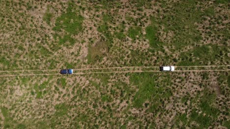 fotografía cenital de vehículos 4x4 pasando por una ruta todoterreno