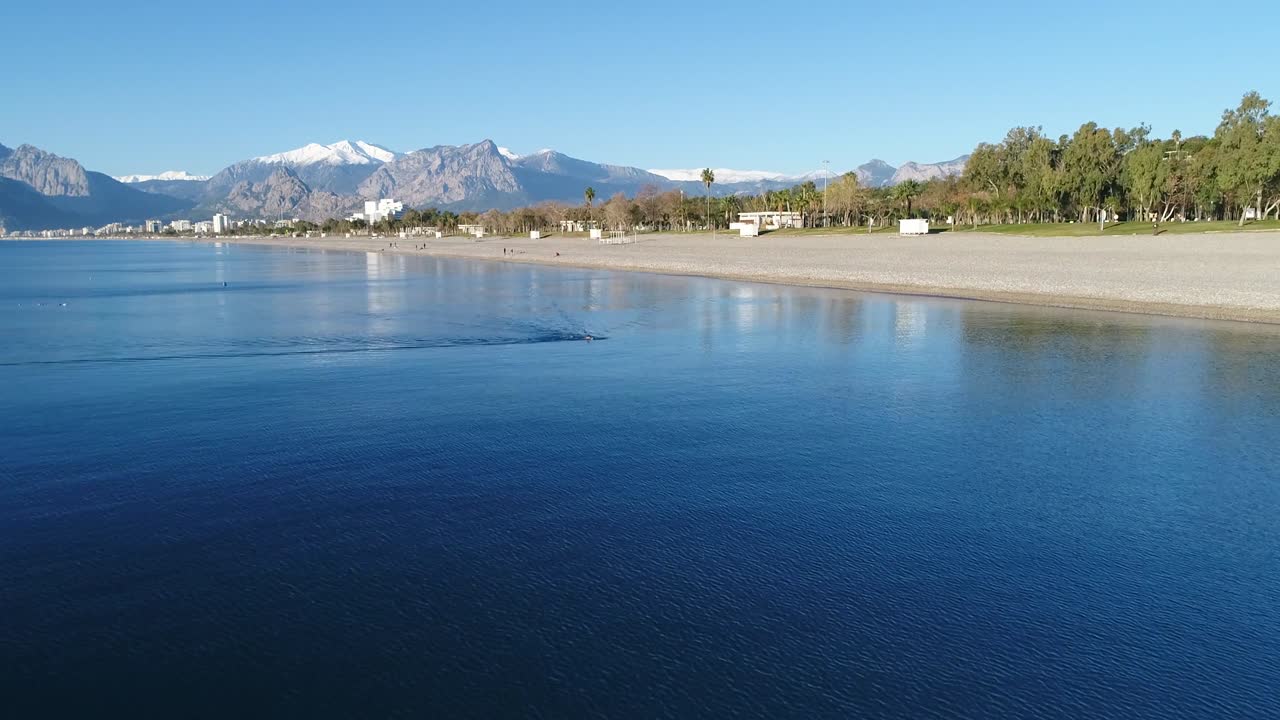 vista aérea de un dron volando sobre el hermoso mar - video en 4k