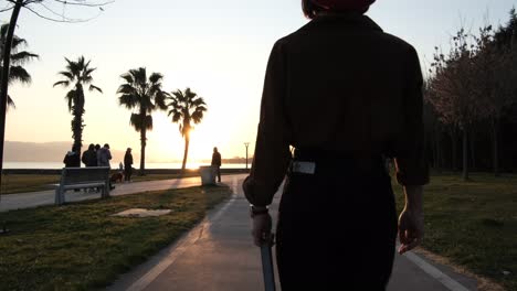 mujer caminando en el parque