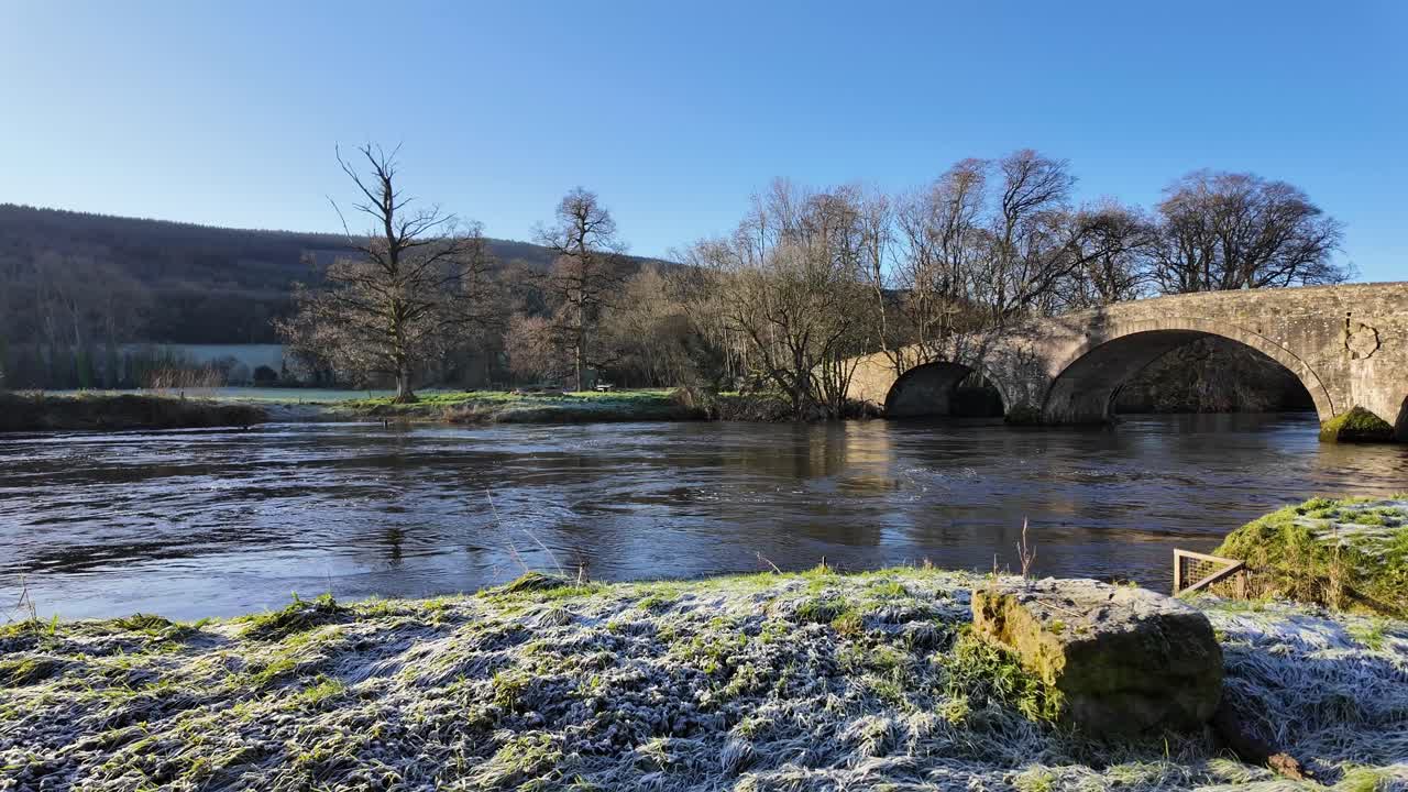 el río suir en el puente kilsheelan en una brillante mañana helada en suir blueway