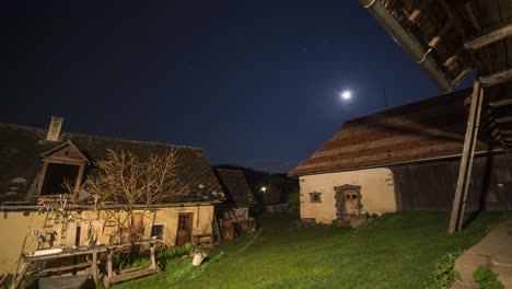 nubes tormentosas con iluminaciones en la ecoaldea sekier, zvolen, eslovaquia