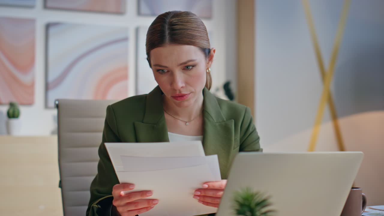 Primo piano: donna impegnata che esamina documenti in un ufficio confortevole. Avvocato che legge documenti.
