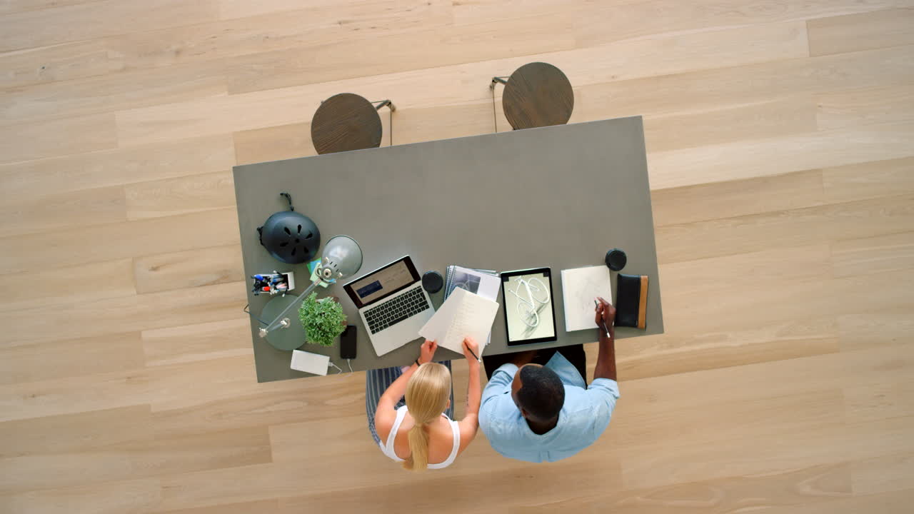 자전거 제품, 태블릿 및 비즈니스 사람들