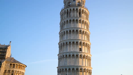 la torre inclinada de pisa , italia