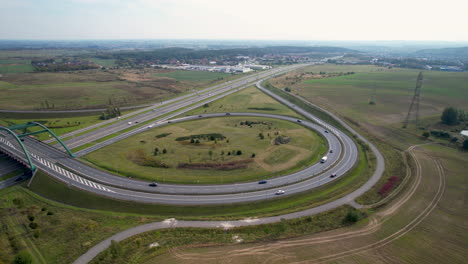 Antenne:-Verkehr-Auf-Neuer-Moderner-Kreuzung-Und-Autobahn-Im-Ländlichen-Gebiet-Polens-Im-Sommer