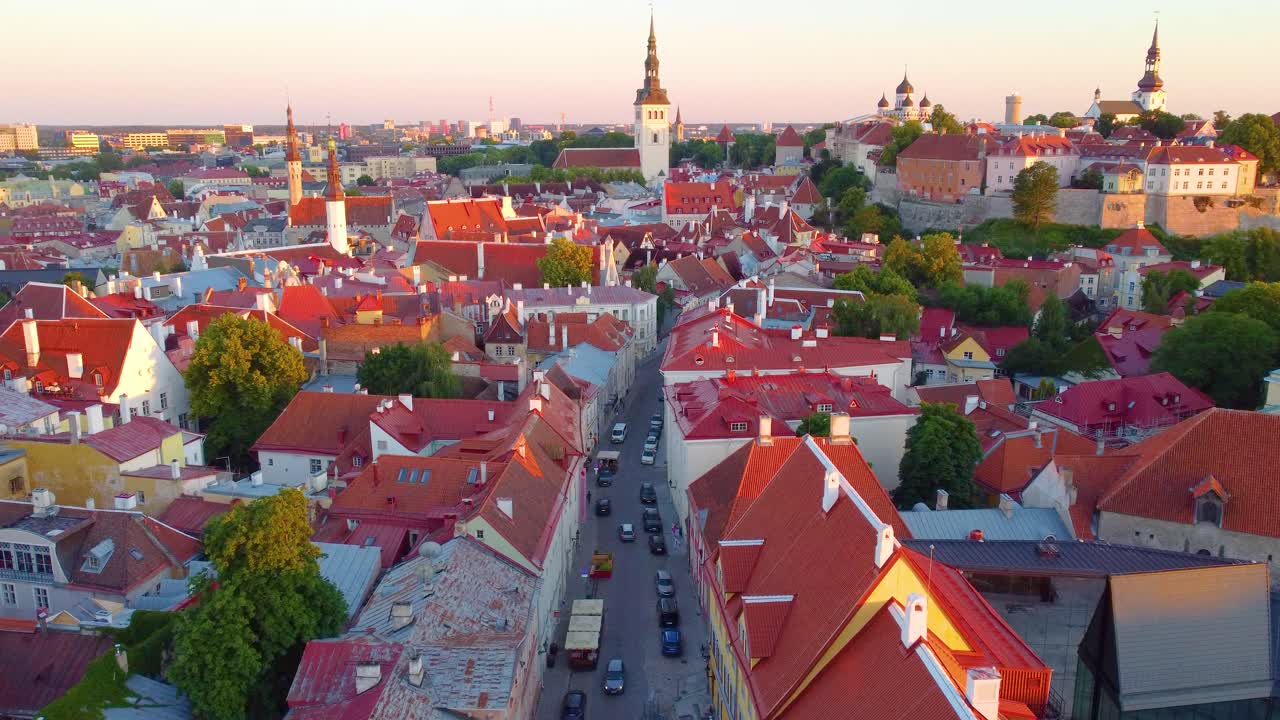 horizonte de las torres de las iglesias de la ciudad vieja y los techos rojos en tallin, estonia