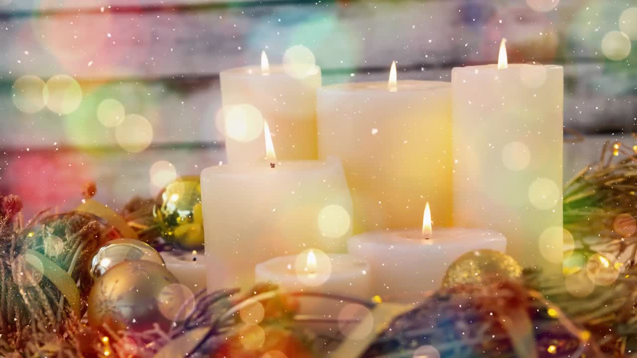 caída de nieve con decoración de velas de navidad