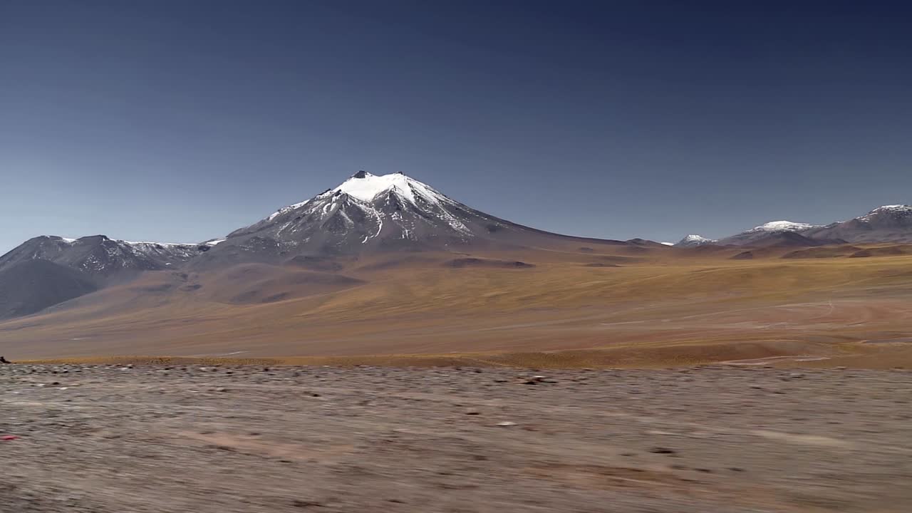 volcán lascar en el desierto de atacama, chile, sudamérica