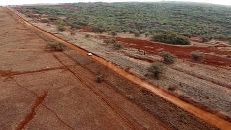 Antena-Sobre-La-Conducción-De-Automóviles-En-Un-Camino-De-Tierra-Rural-Genérico-En-Molokai-Hawaii-Desde-Maunaloa-Hasta-Hale-O-Lono