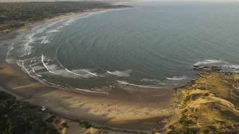 Vista-Panorámica-De-La-Concurrida-Playa-Grande-Durante-La-Puesta-De-Sol