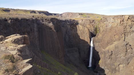 la cascada de litlanesfoss en el este de islandia