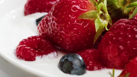 mixed berries with yogurt