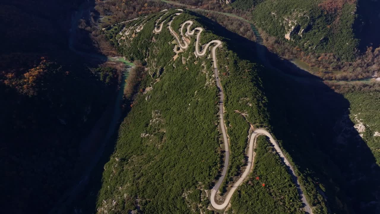 Luftaufnahme einer gewundenen Route durch Herbstberge, Epirus