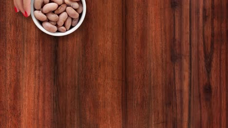 ofreciendo frijoles de lima empapados