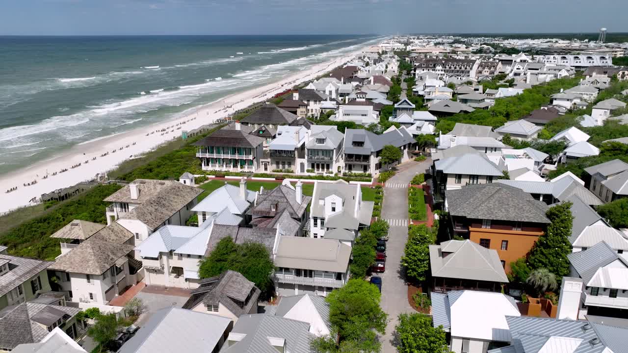 Ripresa aerea in tilt up di Rosemary Beach, Florida, registrata in 5K