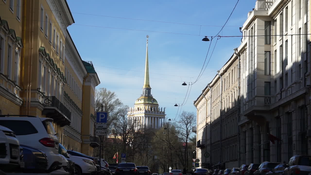 vista de la calle de la ciudad de san petersburgo con aguja dorada