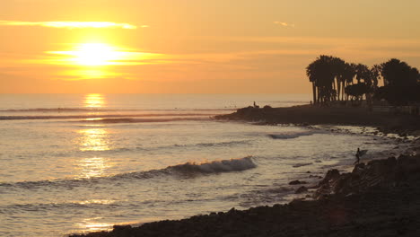 Lapso-De-Tiempo-De-Atardecer-Sobre-El-Océano-Pacífico-En-Surfers-Point-En-Ventura-California