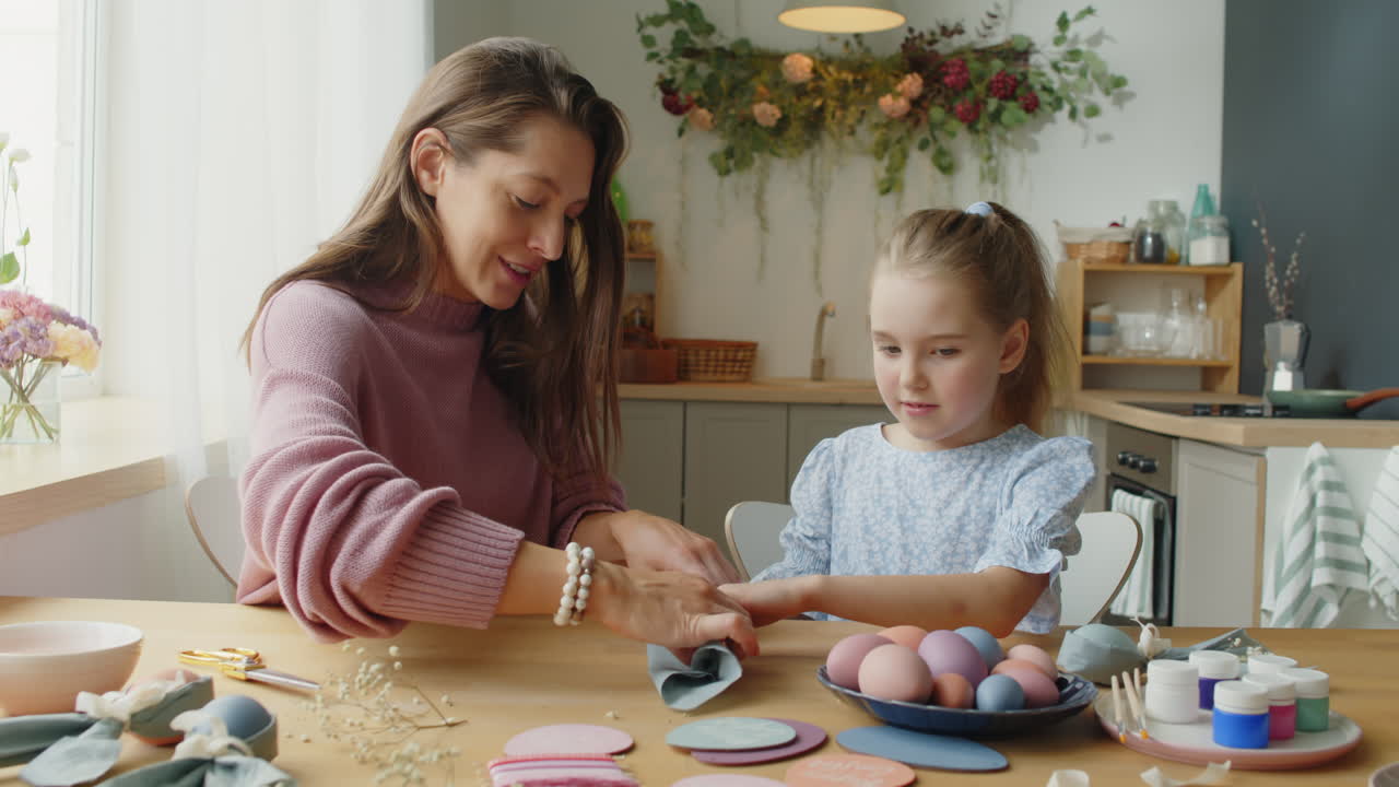 madre e hija decorando huevos de pascua