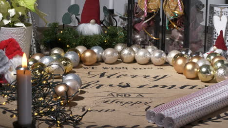 mesa navideña decorada con atributos navideños y luz de velas