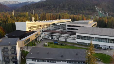 Drone-Aéreo-Cos-Opo-Edificio-Internat-Zakopane