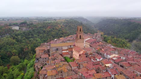 Idílico-Pueblo-En-La-Cima-De-Una-Colina-Pitigliano-Con-Torre-De-Iglesia-De-Piedra,-Antena