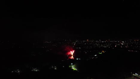 disparo aéreo de pequeños fuegos artificiales que se activan para comenzar una exhibición