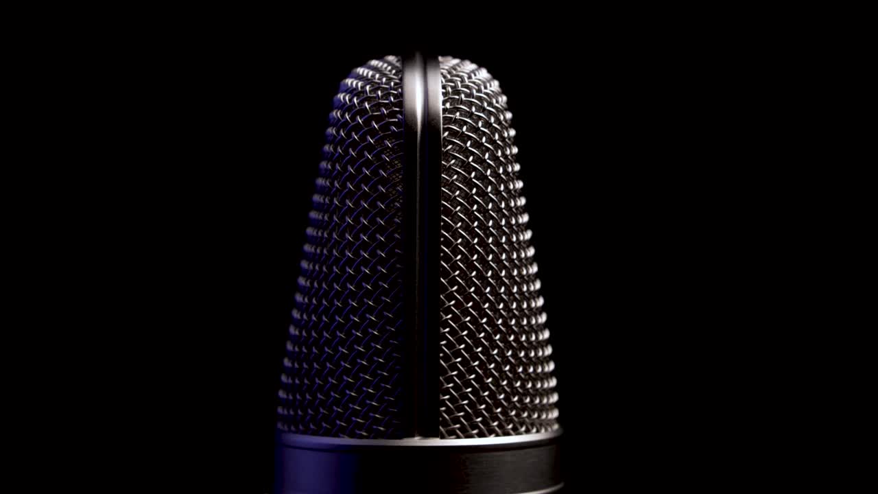 전문 스튜디오 마이크를 검은 바탕에 가까이 회전시니다.