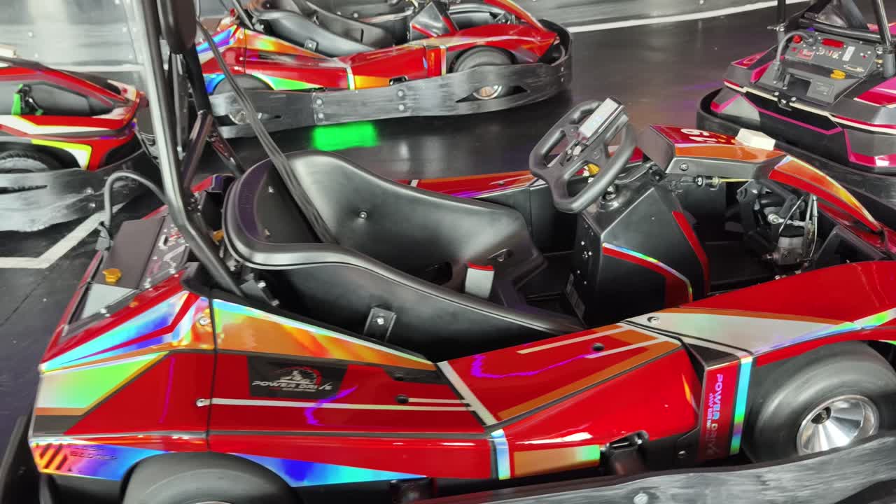 다채로운 카트가 있는 고카트 트랙