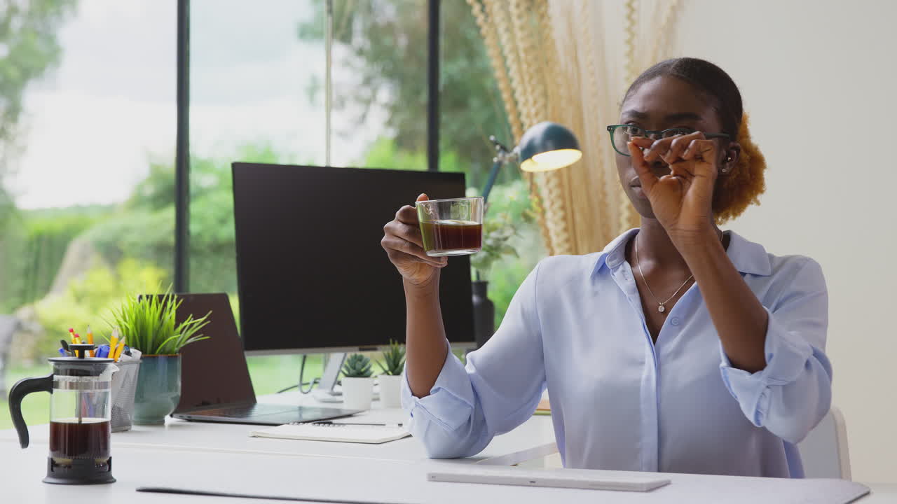 mujer que trabaja desde la oficina de casa en el escritorio interactuando con la tecnología
