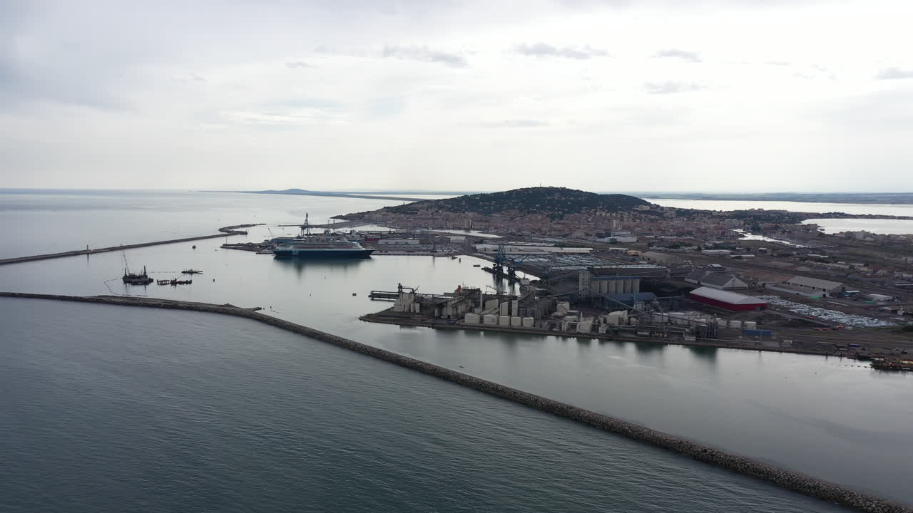 세테 산업 및 어업 항구 도크와 크루즈 선박 몬트 세인트 클레어