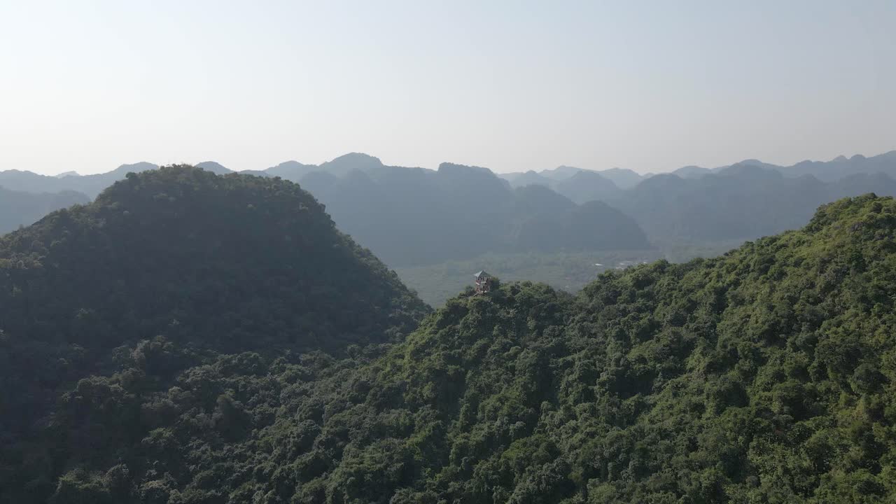 파노라마 저공 비행: 베트남 깟바 섬 산 위의 전망대
