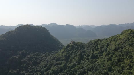 Panorama-flyby:-Viewing-tower-on-mountain-on-Cat-Ba-Island,-Vietnam