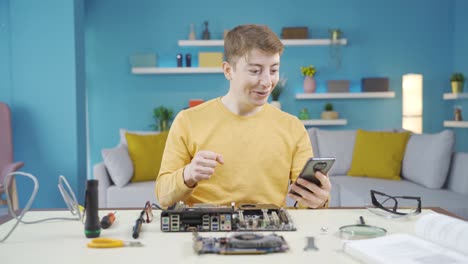 joven haciendo investigación en la placa electrónica de la computadora.