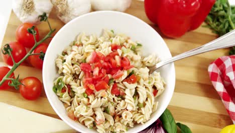tazón de pasta cocida con tenedor