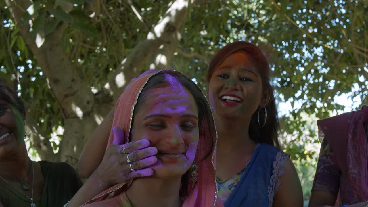 la gente de rajasthan celebra el festival de los colores holi en la india