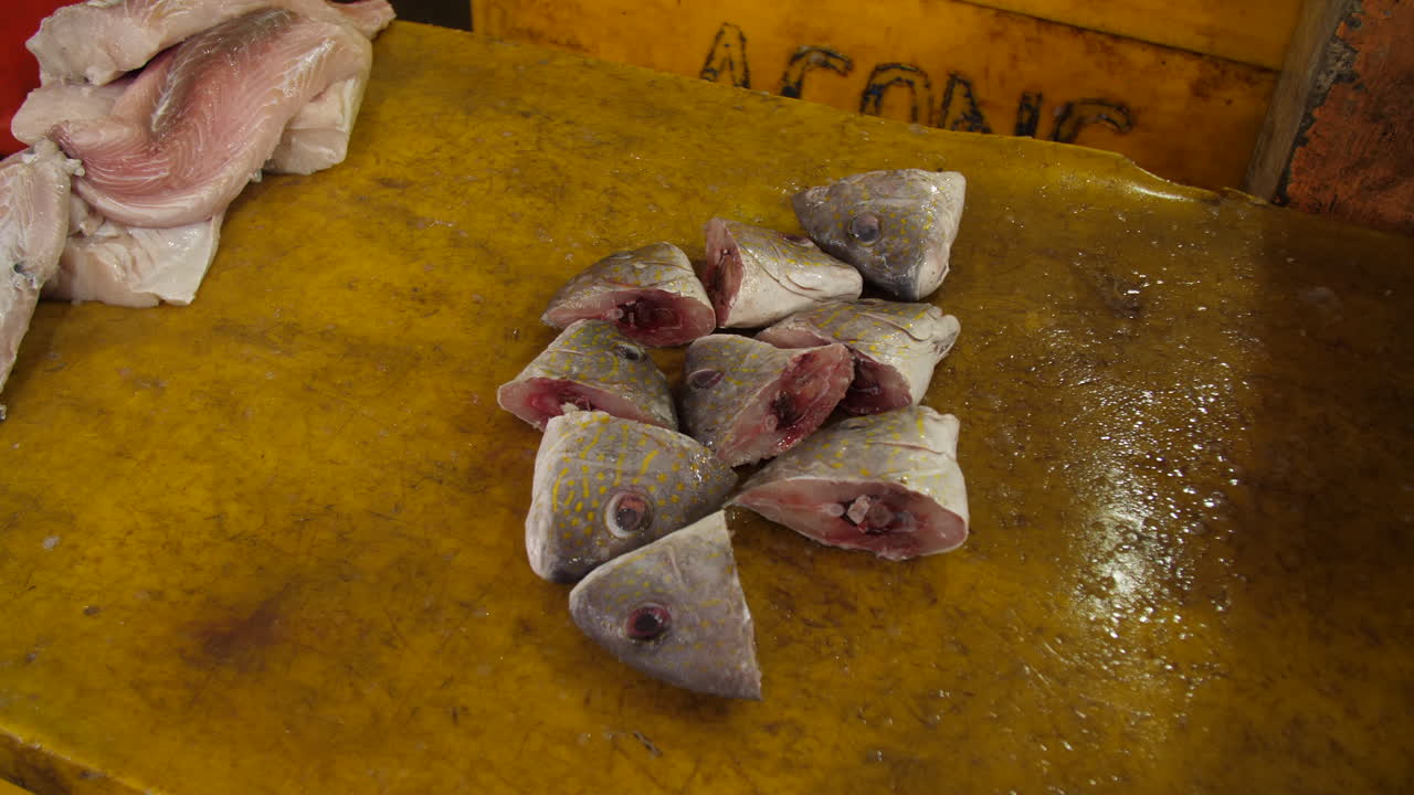pequeño montón de cabezas de peces en el mercado húmedo