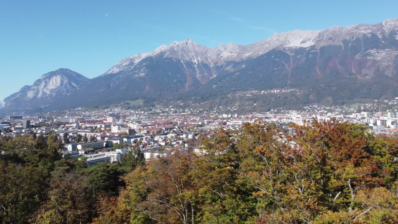 인스브루크 (innsbruck) 는 알프스 계곡과 언덕에 있는 숲과 오스트리아의 티롤 (tyrol) 의 이 지역의 산꼭대기들을 배경으로 한 공중 사진입니다.