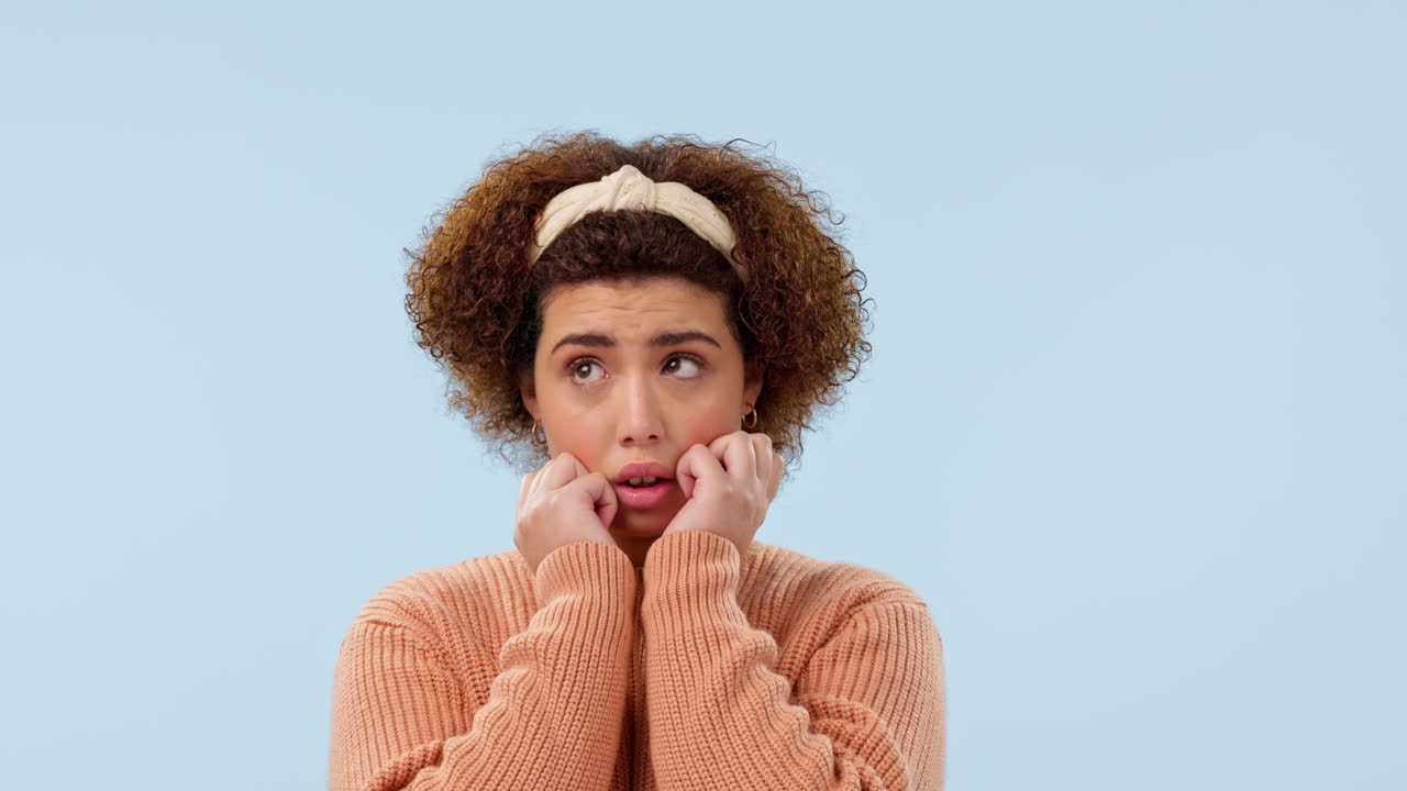 mujer, cara con miedo y trauma